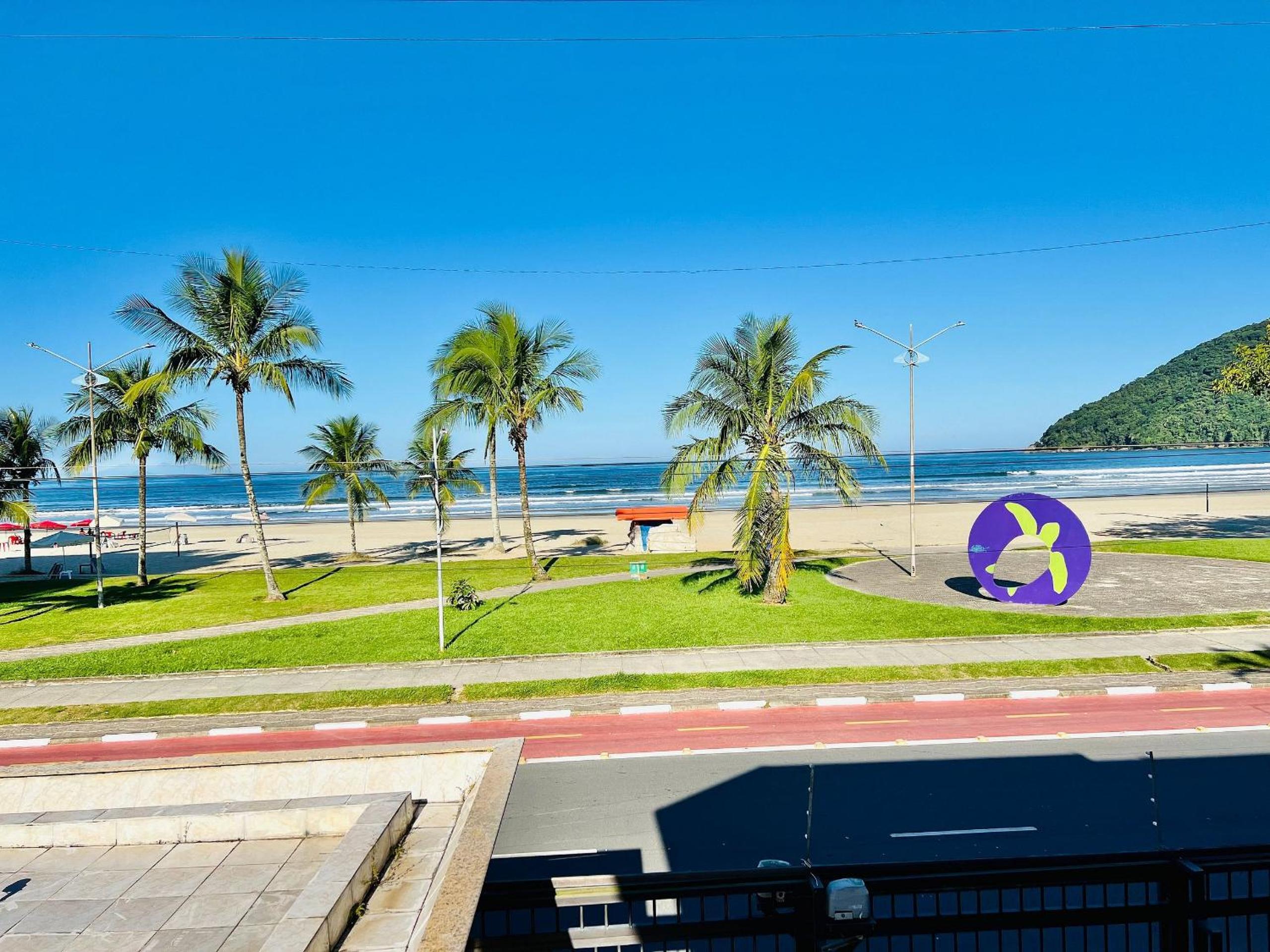 Studio pé na areia com área de churrasco privativa