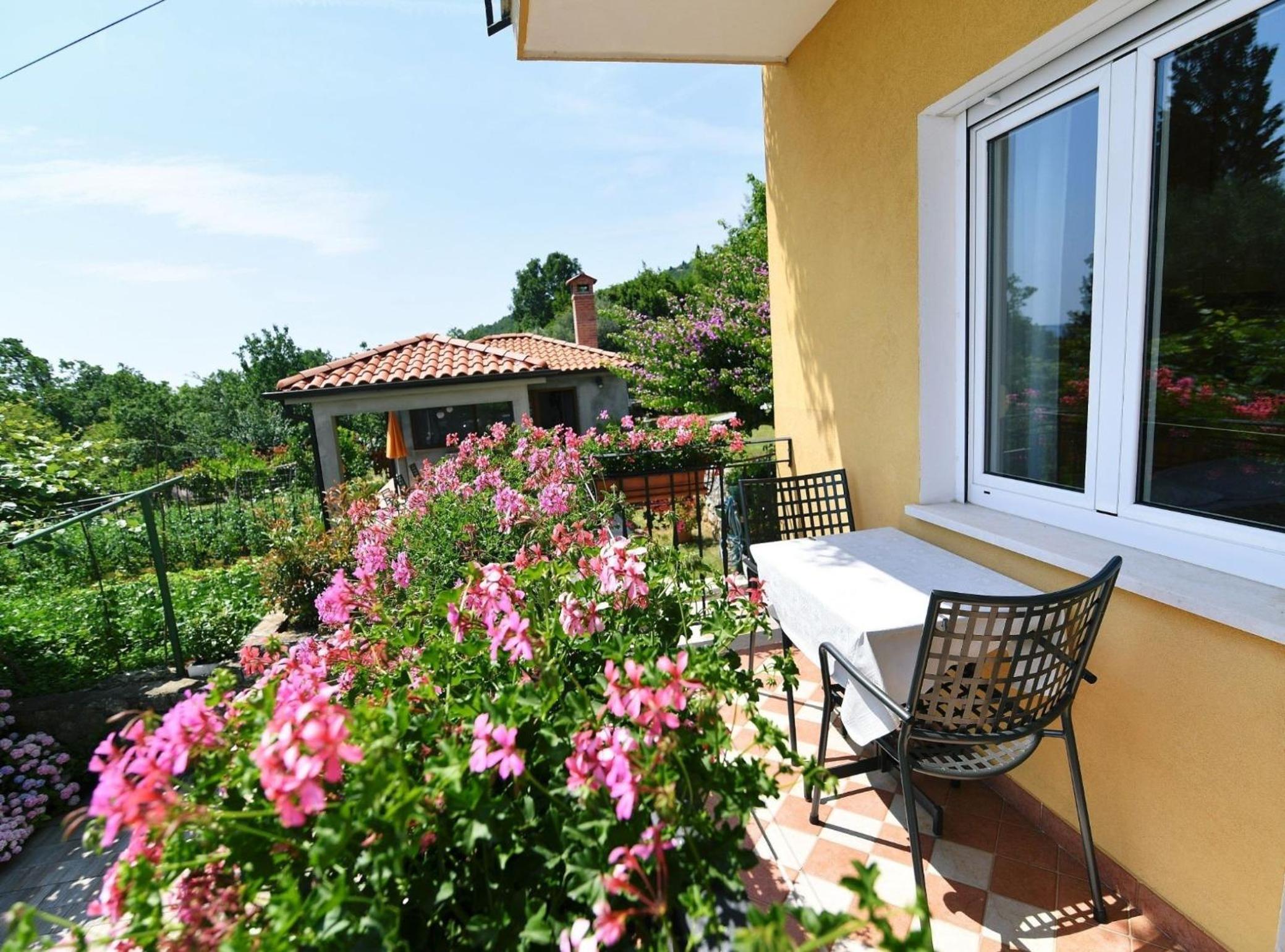 Scenic Retreat Rooms and Family Apartment view 3