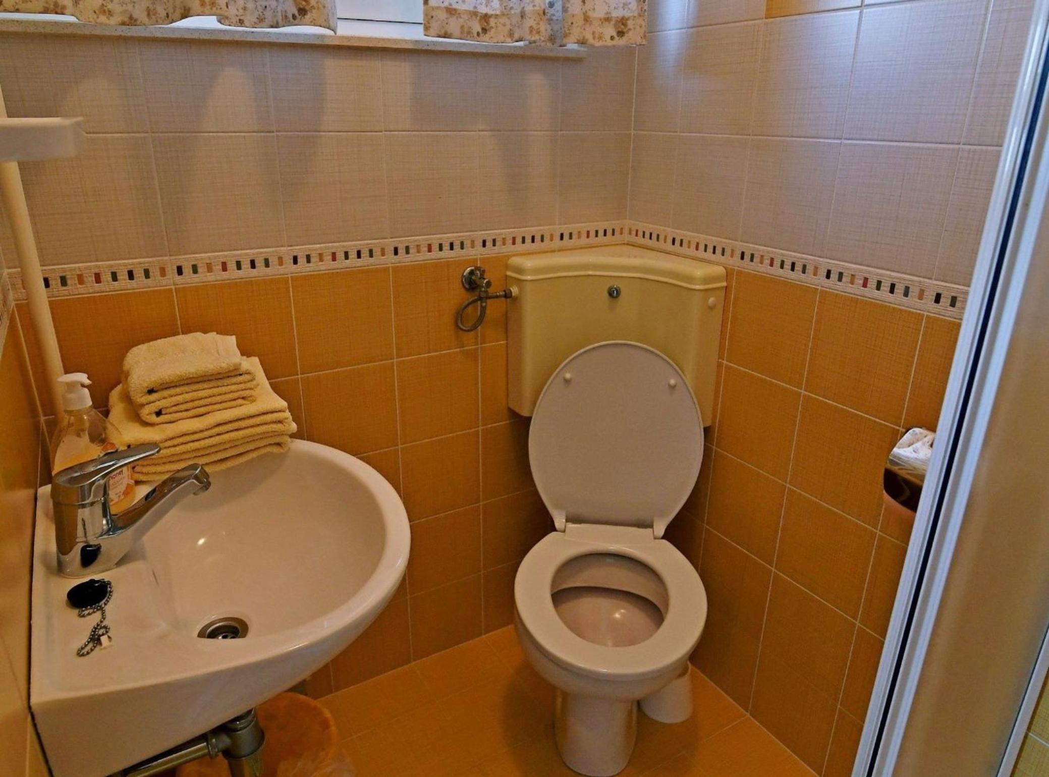 Scenic Retreat Rooms and Family Apartment view 5