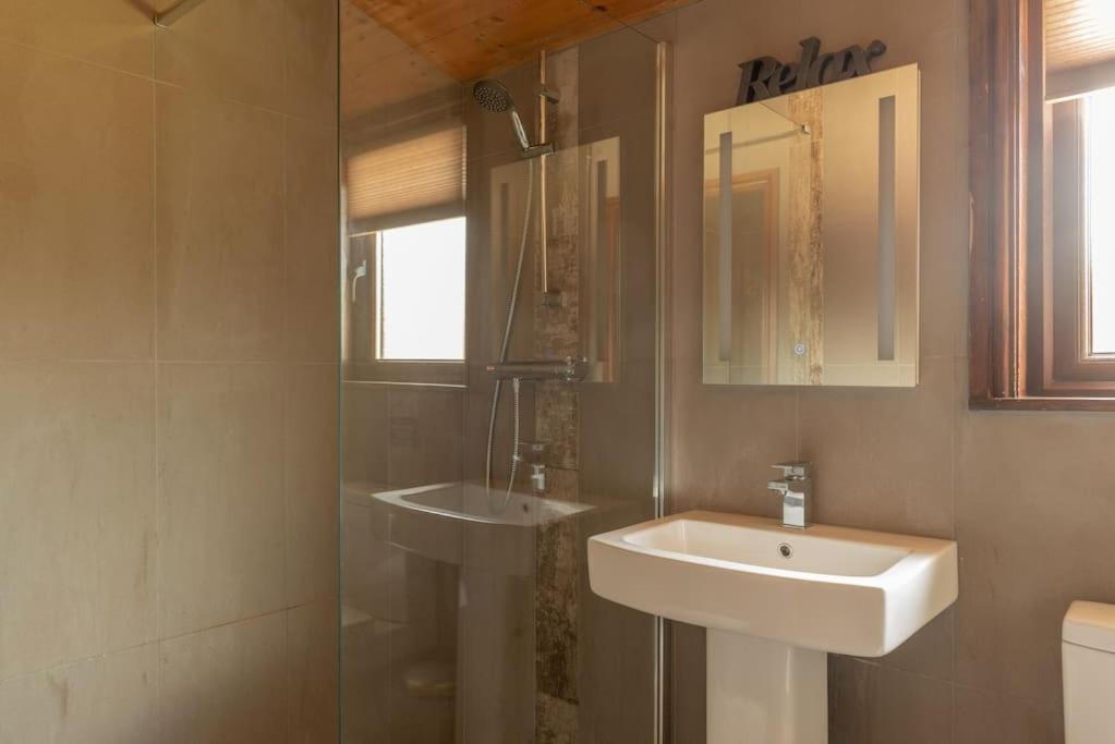 Wild Oats 14 - Yellowtop Country Park - Hot Tub - Yorkshire view 3