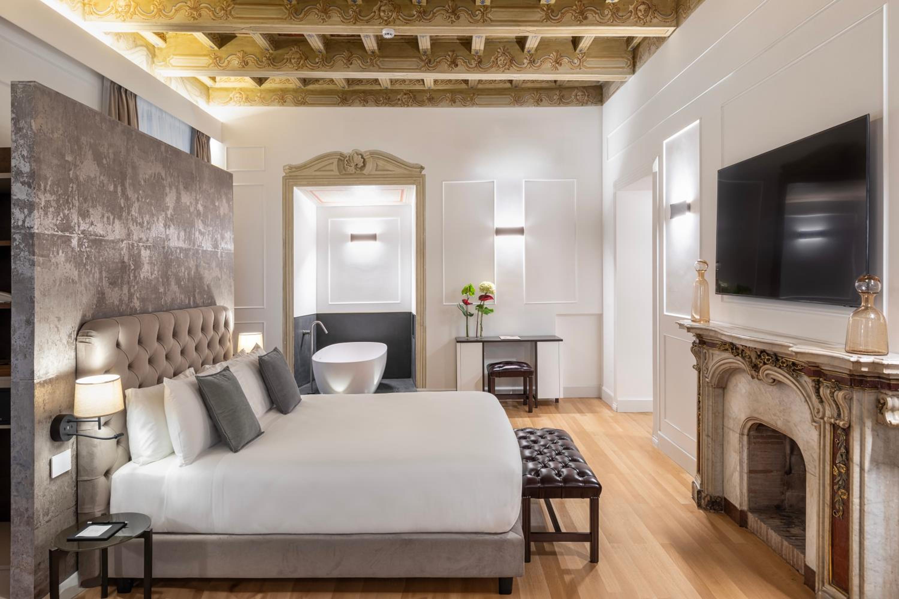 Palazzo Goldoni Condotti Collection