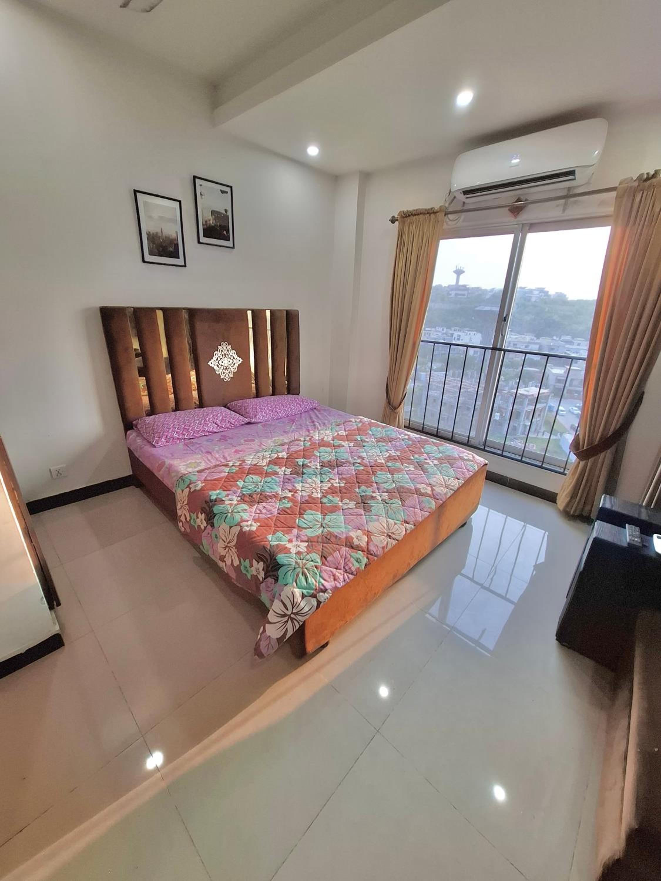 1-Bed Flat w River Views view 2