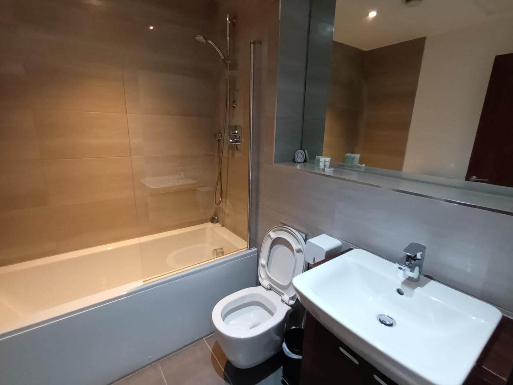 Broad St 1-Bed Sleeps 2 with Free Parking