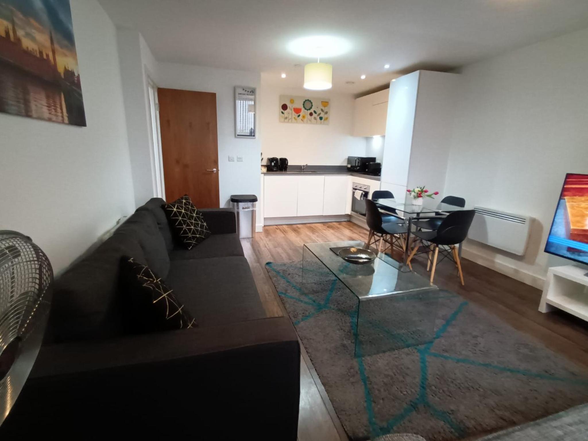 Broad St 1-Bed Sleeps 2 with Free Parking