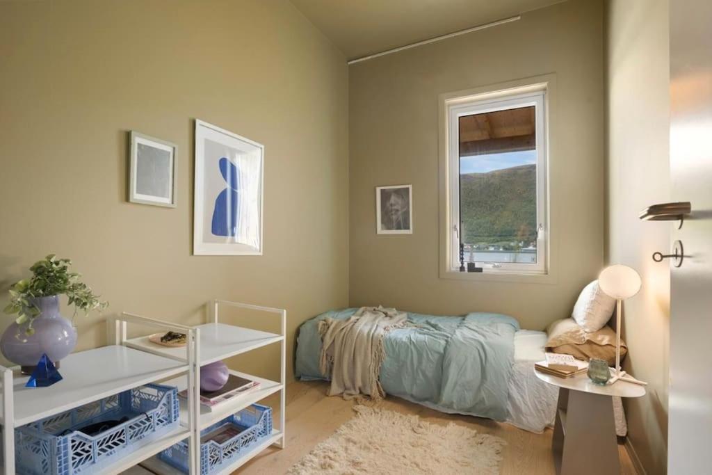 Chalet Arctica - Sea Front, Central and High End view 2