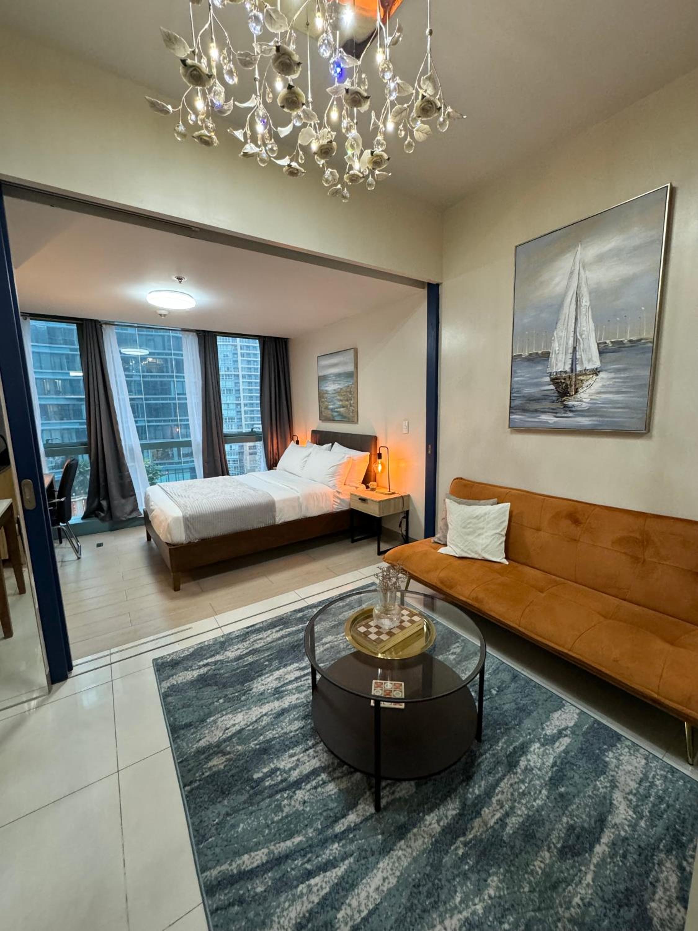 Rustic Elegance New One Bedroom One Uptown Free parking view 5