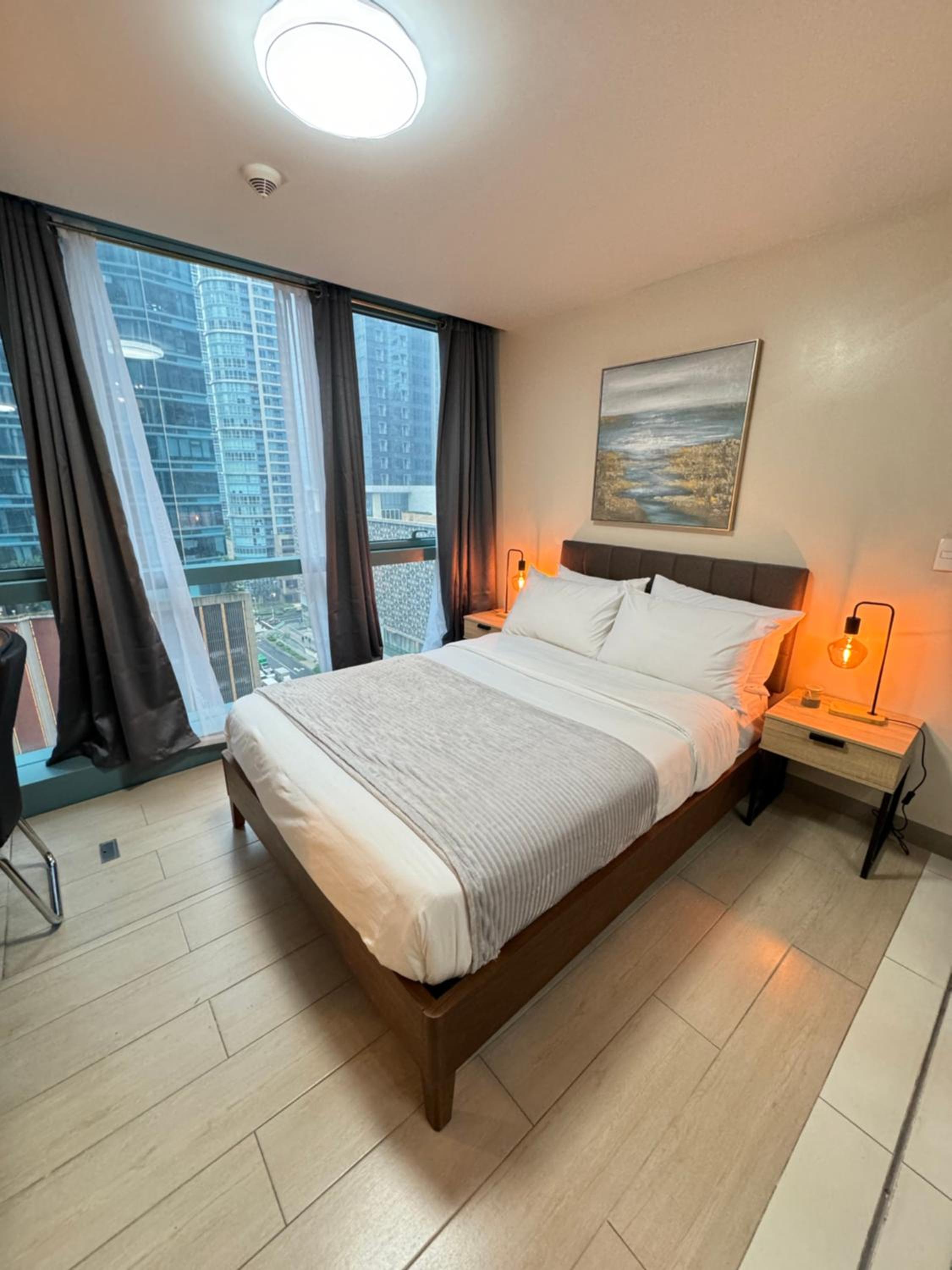 Rustic Elegance New One Bedroom One Uptown Free parking view 4