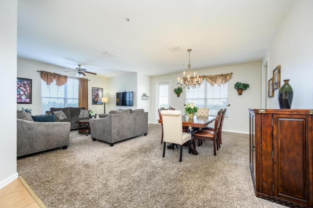 Epic Universe Vista Cay Lakeview Condo - 1019