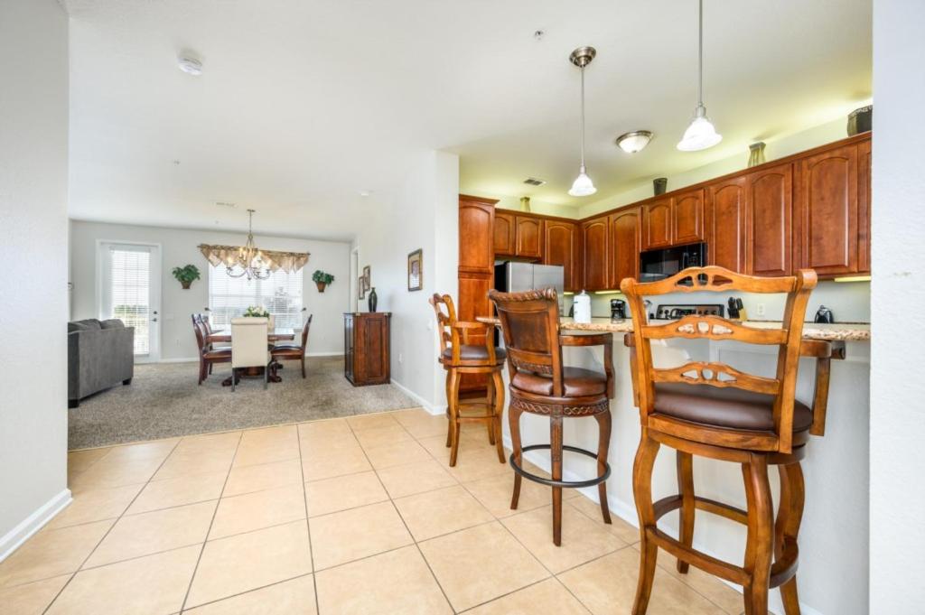 Epic Universe Vista Cay Lakeview Condo - 1019