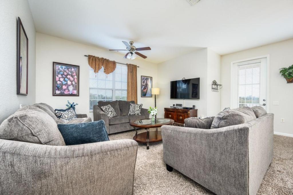 Epic Universe Vista Cay Lakeview Condo - 1019