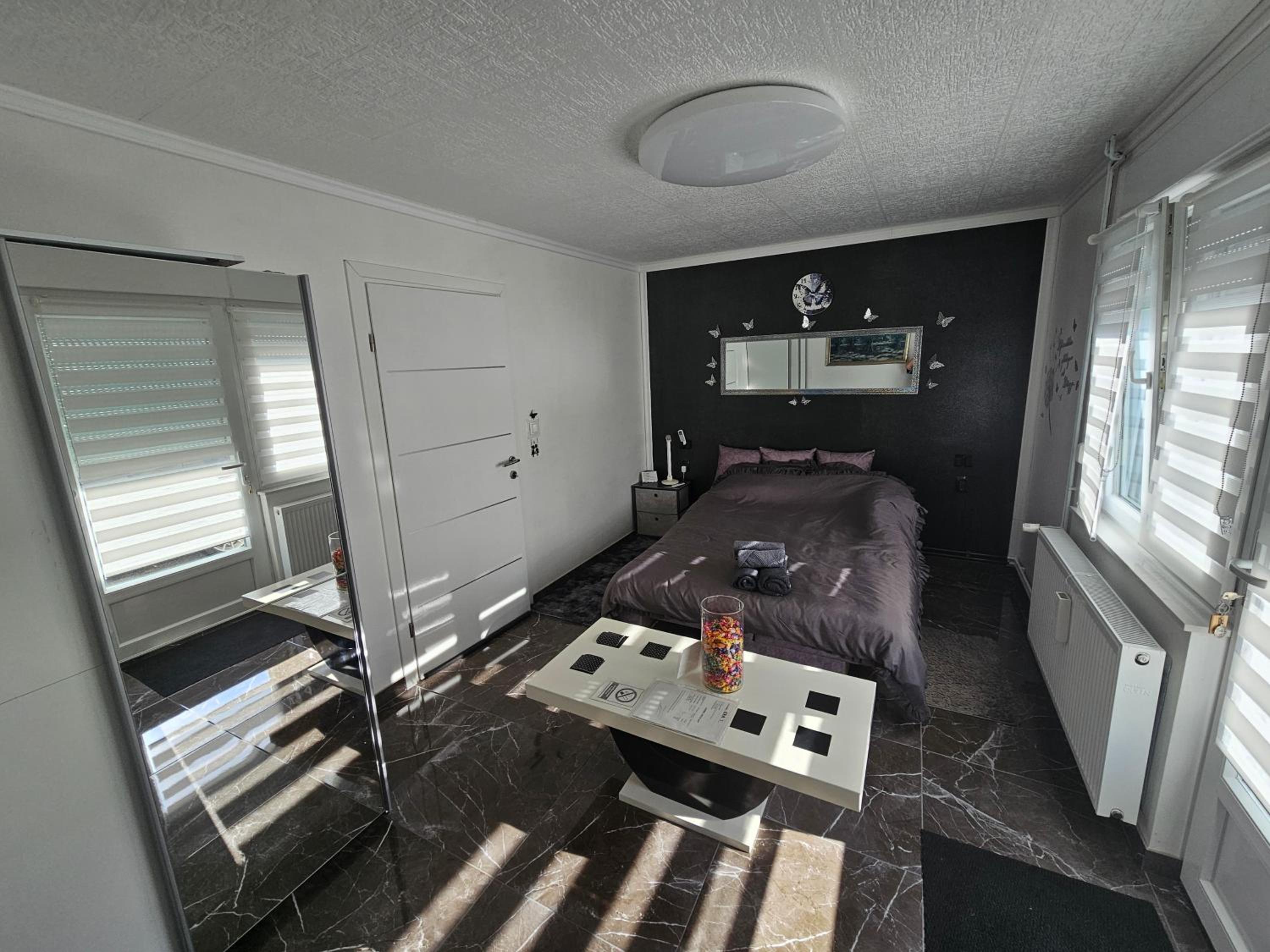 ENA 1&2 apartments-free parking 2200 m2-truck,trailer,boats friendly-EASY D1 access