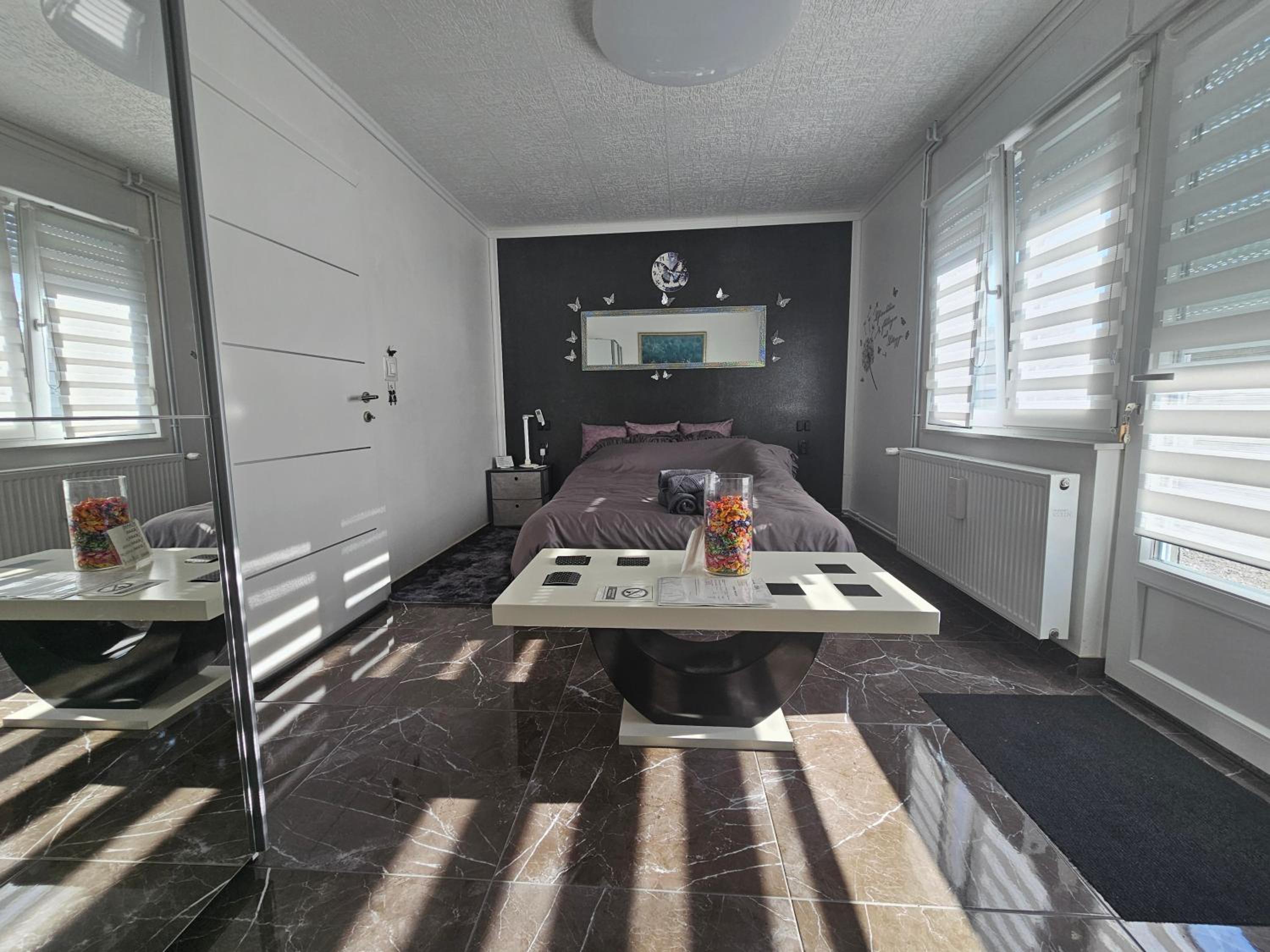 ENA 1&2 apartments-free parking 2200 m2-truck,trailer,boats friendly-EASY D1 access