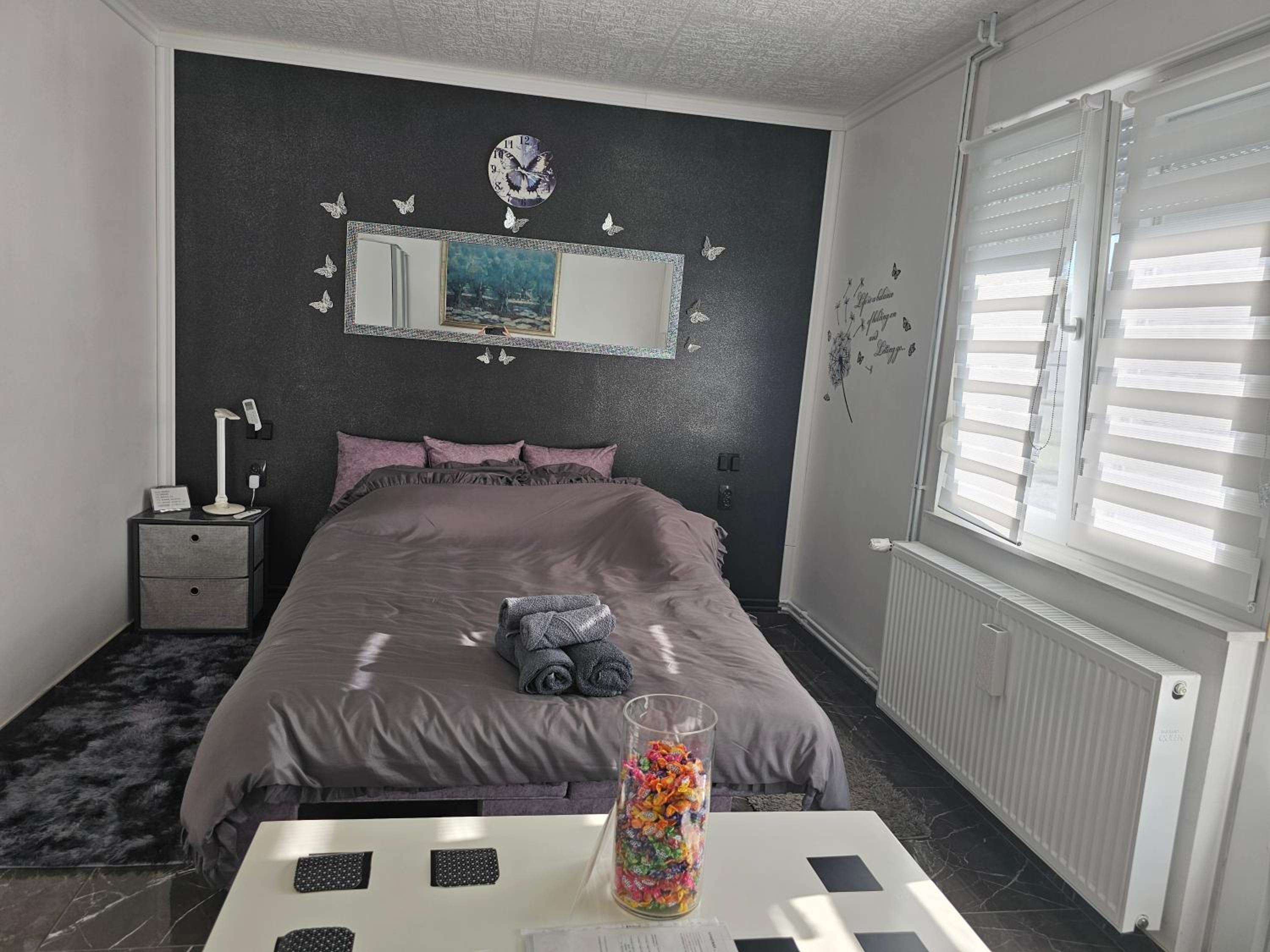 ENA 1&2 apartments-free parking 2200 m2-truck,trailer,boats friendly-EASY D1 access