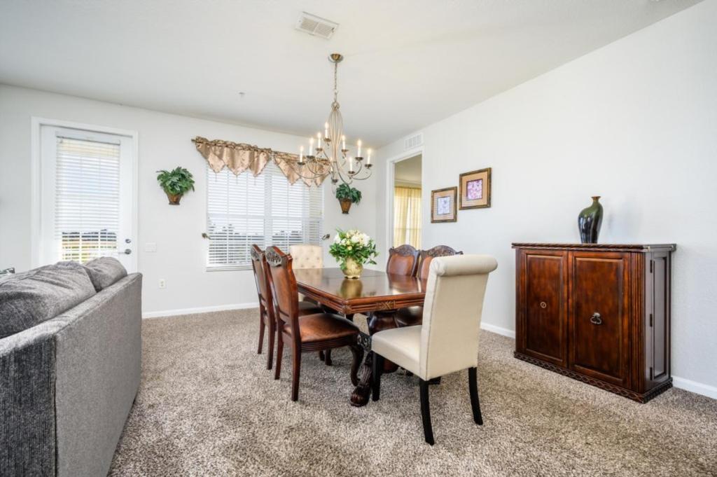 Epic Universe Vista Cay Lakeview Condo - 1019