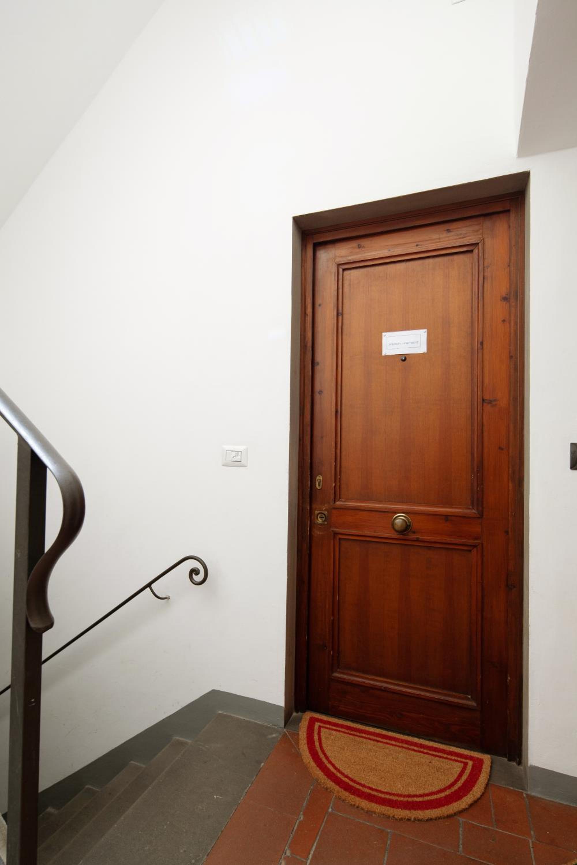 Aurora Suite, inside historic centre, few steps from Uffizzi, AC bedrooom, brand new in-room BTH, 2nd floor, walking distance from all sites