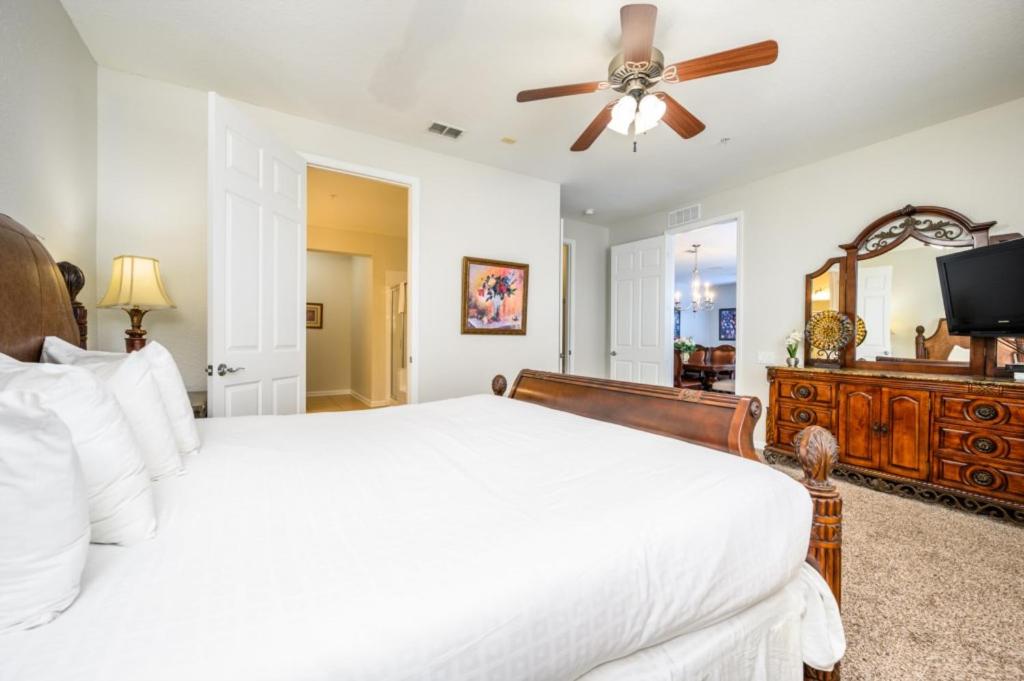 Epic Universe Vista Cay Lakeview Condo - 1019
