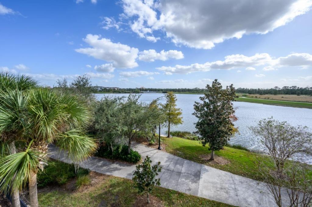 Epic Universe Vista Cay Lakeview Condo - 1019