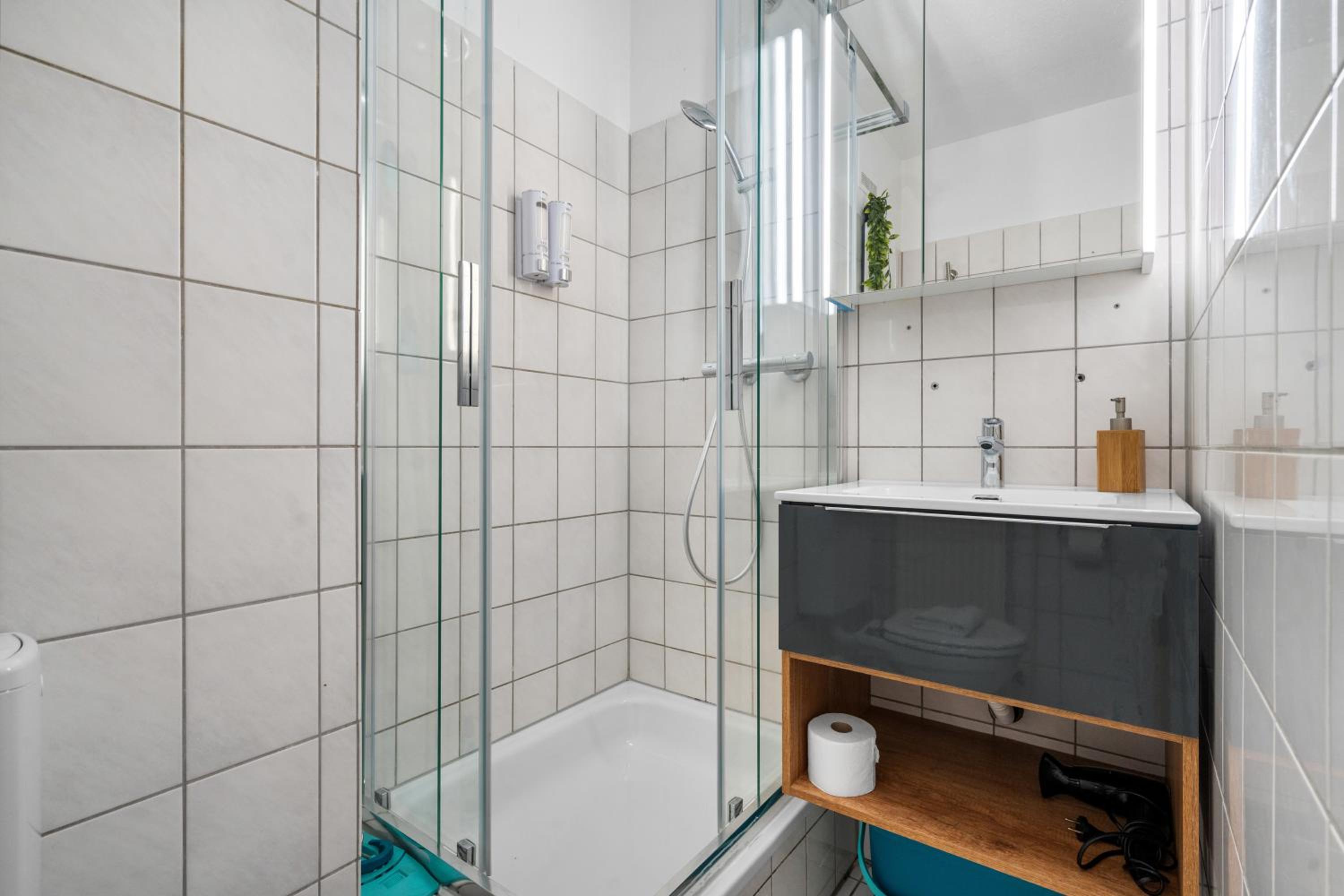 Messe, Monteure, Budget - Einfache komfortable 2 Personen Wohnung (22qm) mit Vollausstattung (WLAN 250 Mbit, TV 55 Zoll m. Netflix) - Hochwertige Küche und