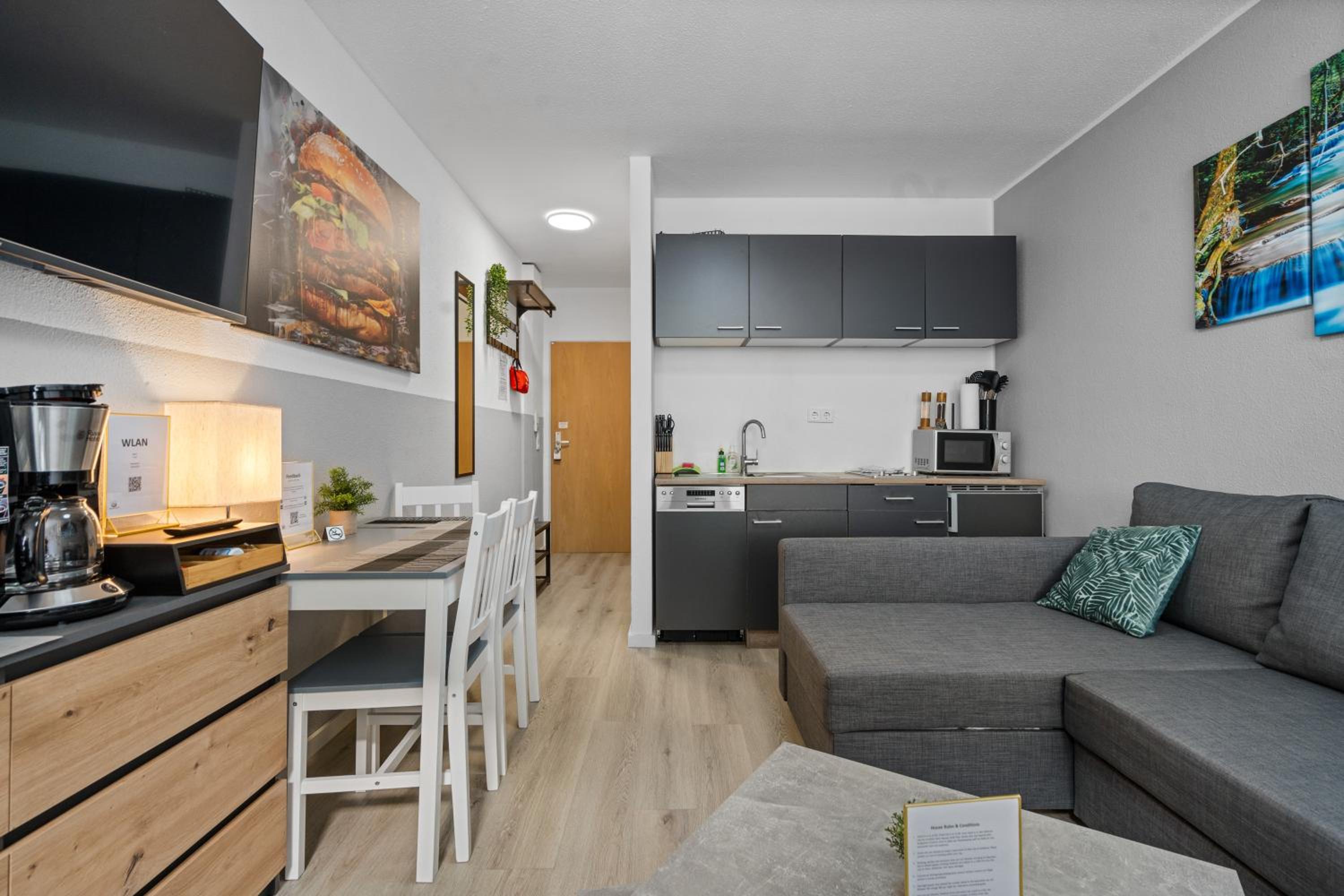 Messe, Monteure, Budget - Einfache komfortable 2 Personen Wohnung (22qm) mit Vollausstattung (WLAN 250 Mbit, TV 55 Zoll m. Netflix) - Hochwertige Küche und
