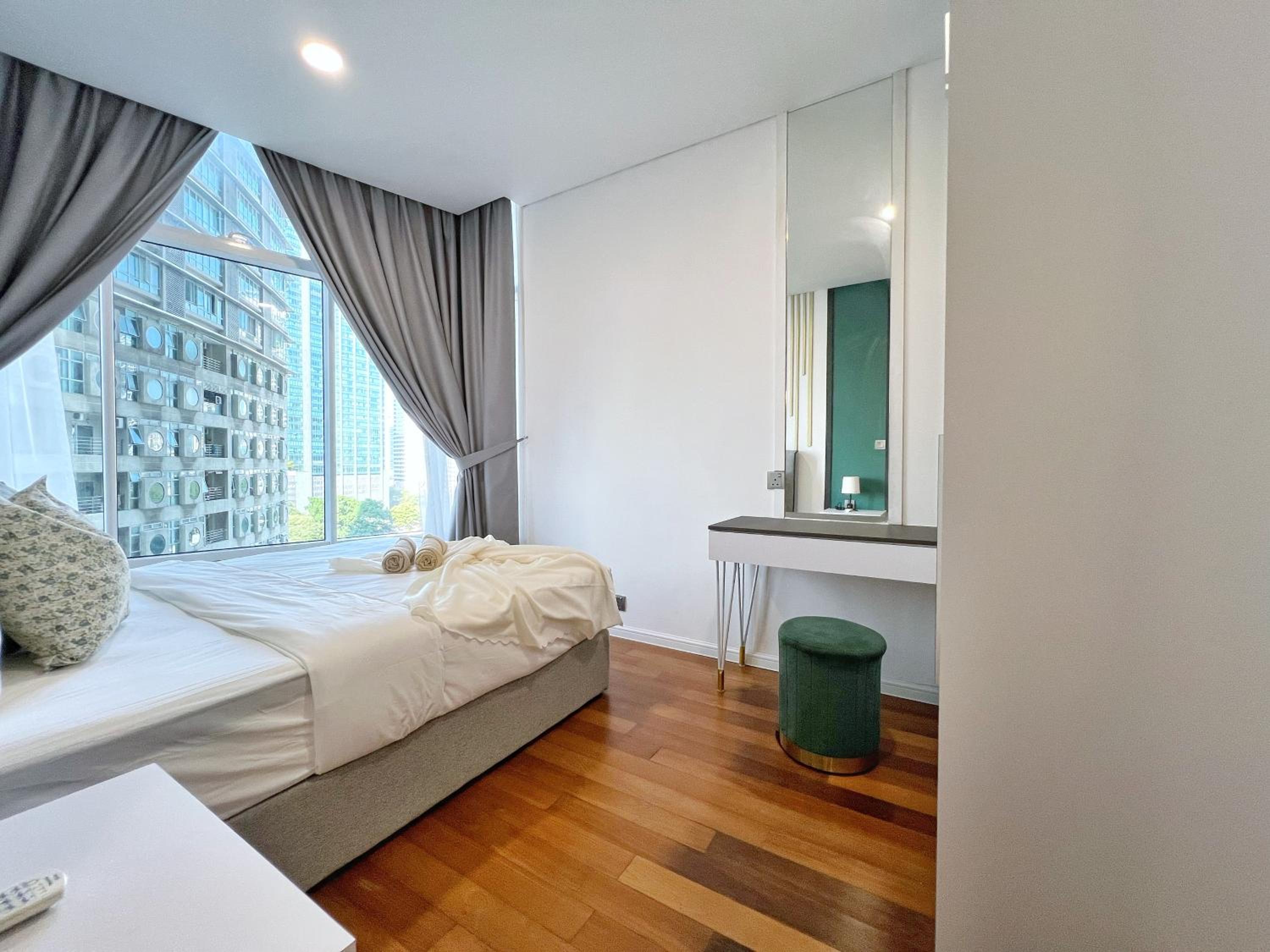 Sky Suites Dreamy 3BR Suite at KLCC