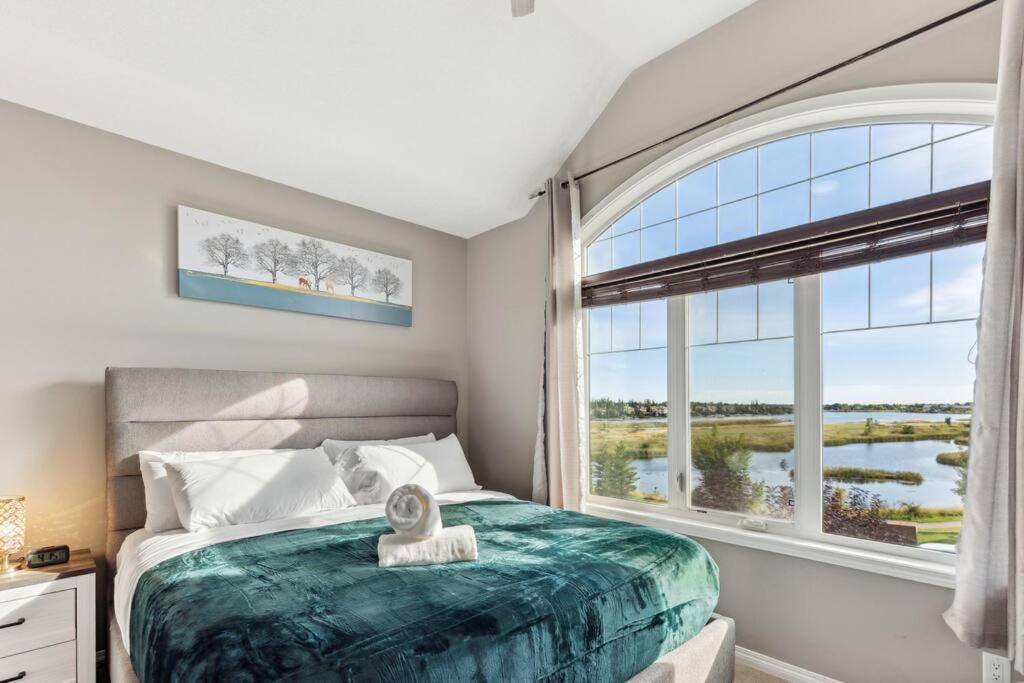 Huge Luxe 3 Kings size beds Chestermere Lake,Snowmobile, Quad