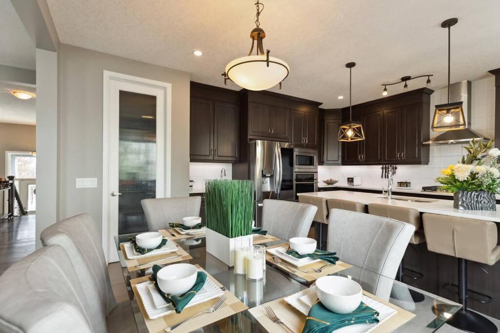 Huge Luxe 3 Kings size beds Chestermere Lake,Snowmobile, Quad