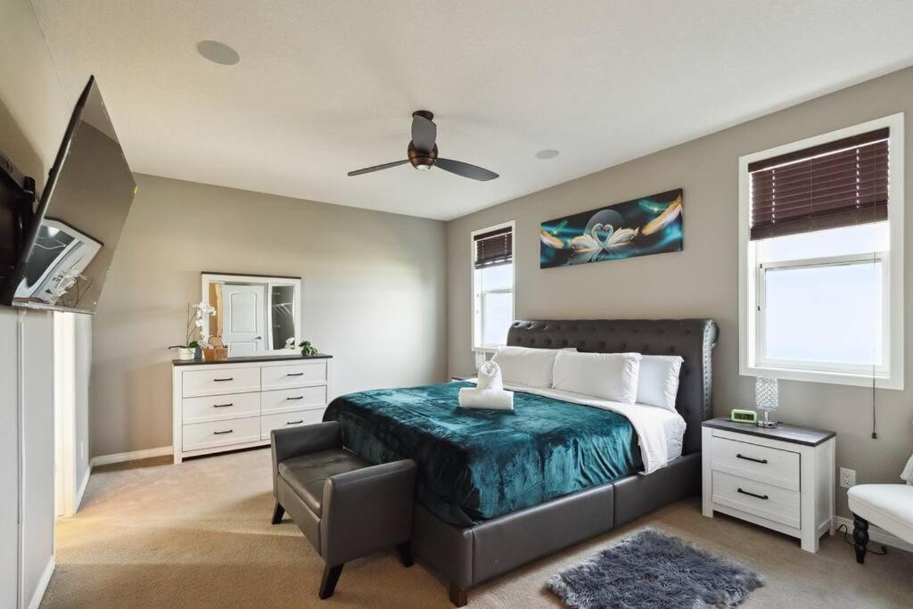 Huge Luxe 3 Kings size beds Chestermere Lake,Snowmobile, Quad
