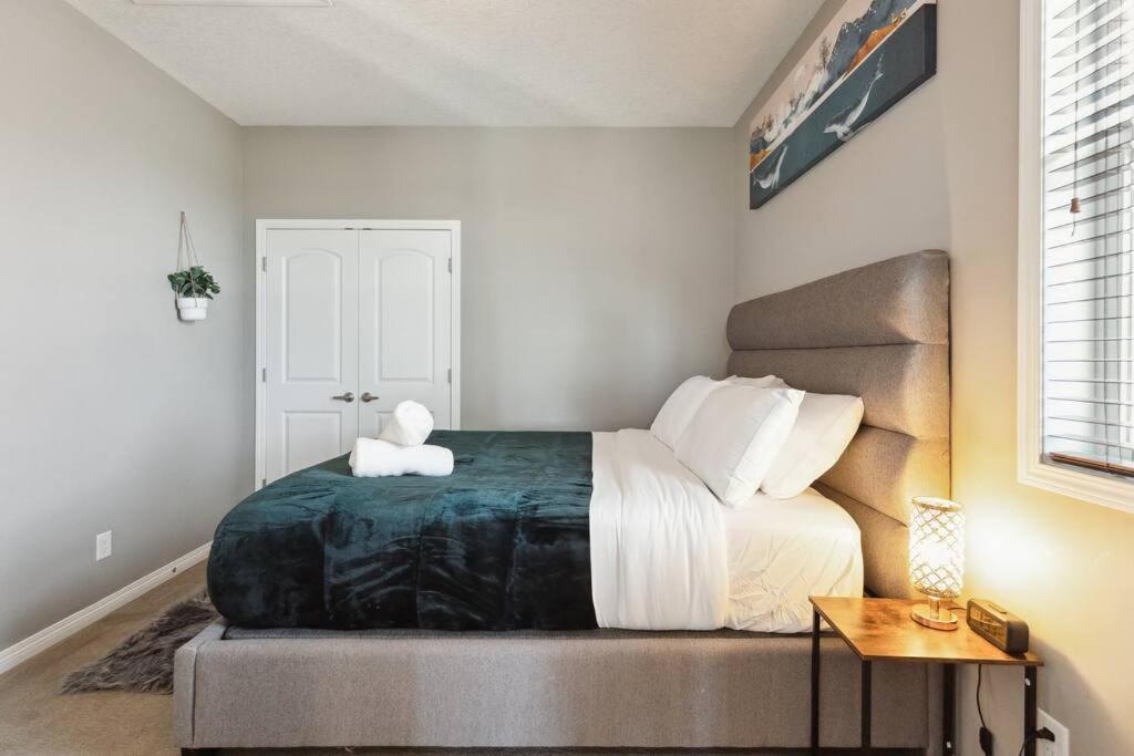 Huge Luxe 3 Kings size beds Chestermere Lake,Snowmobile, Quad