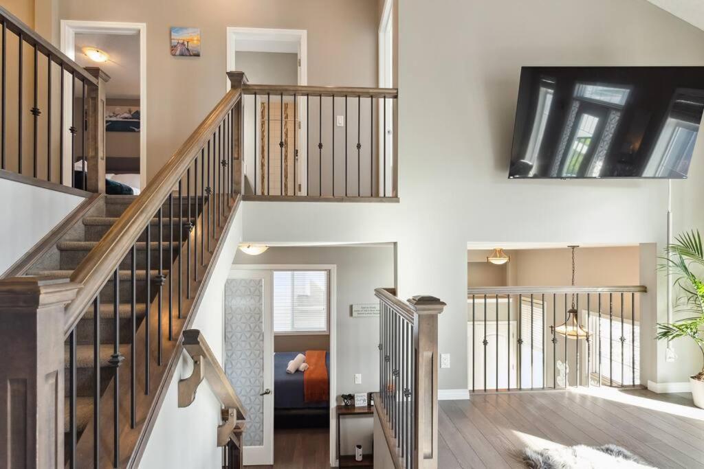 Huge Luxe 3 Kings size beds Chestermere Lake,Snowmobile, Quad
