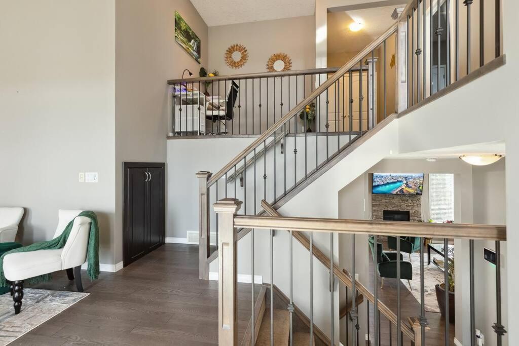 Huge Luxe 3 Kings size beds Chestermere Lake,Snowmobile, Quad