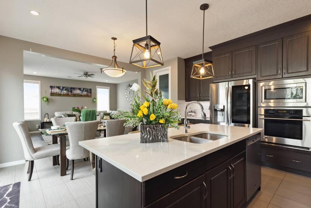 Huge Luxe 3 Kings size beds Chestermere Lake,Snowmobile, Quad