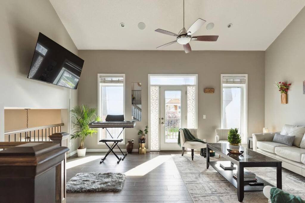 Huge Luxe 3 Kings size beds Chestermere Lake,Snowmobile, Quad
