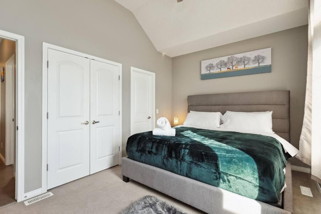 Huge Luxe 3 Kings size beds Chestermere Lake,Snowmobile, Quad