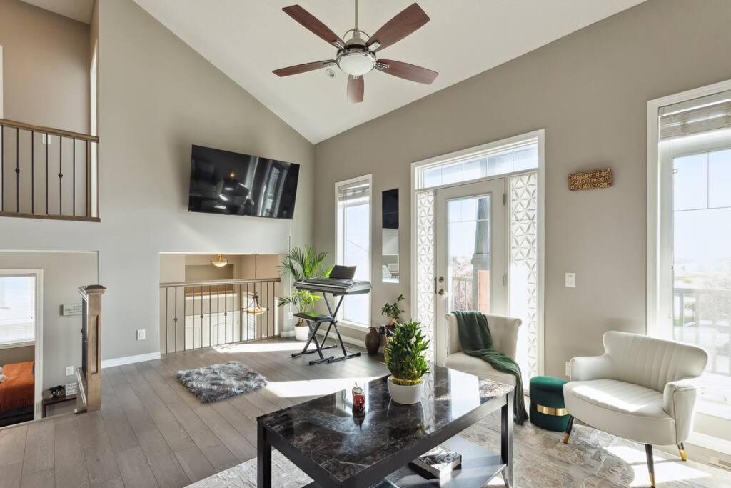 Huge Luxe 3 Kings size beds Chestermere Lake,Snowmobile, Quad