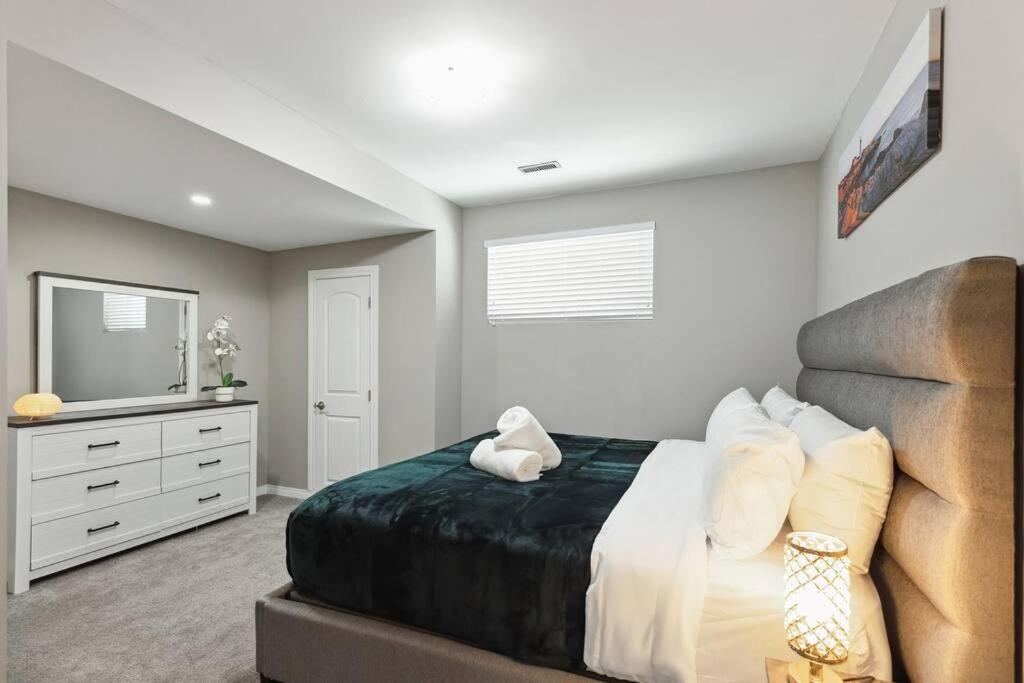 Huge Luxe 3 Kings size beds Chestermere Lake,Snowmobile, Quad