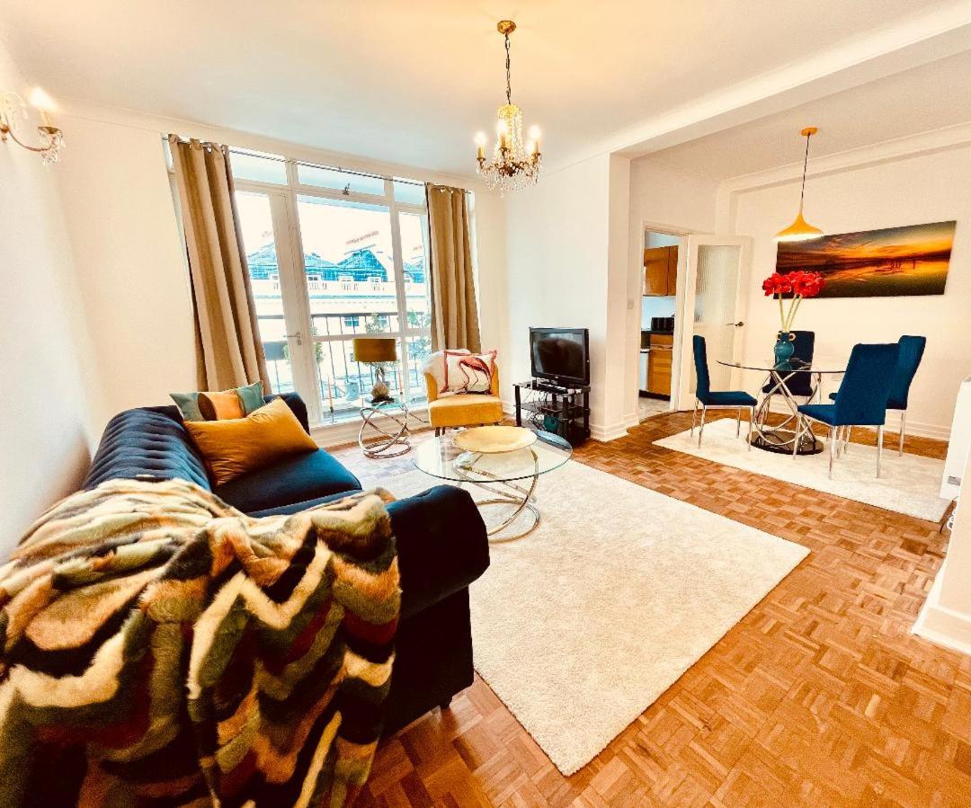 Family apartment with balcony 2 min walk to Hyde Park