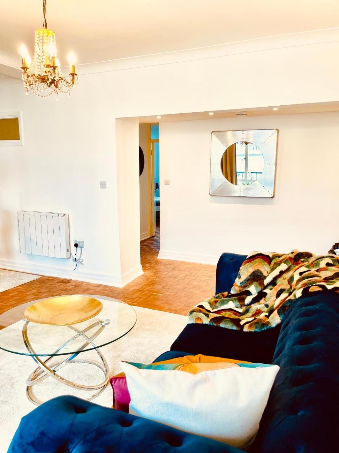 Family apartment with balcony 2 min walk to Hyde Park