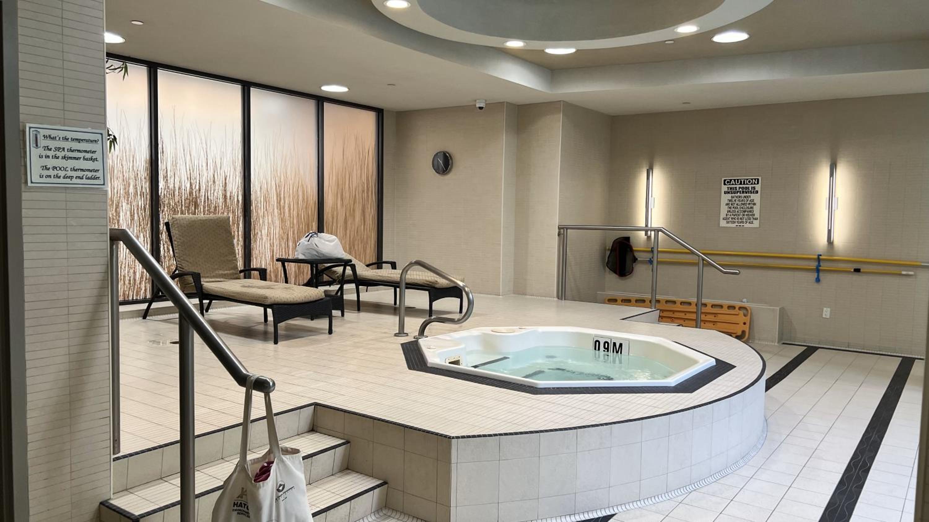 Home stay - Room with Yonge Street view and 3 Star Hotel Amenities