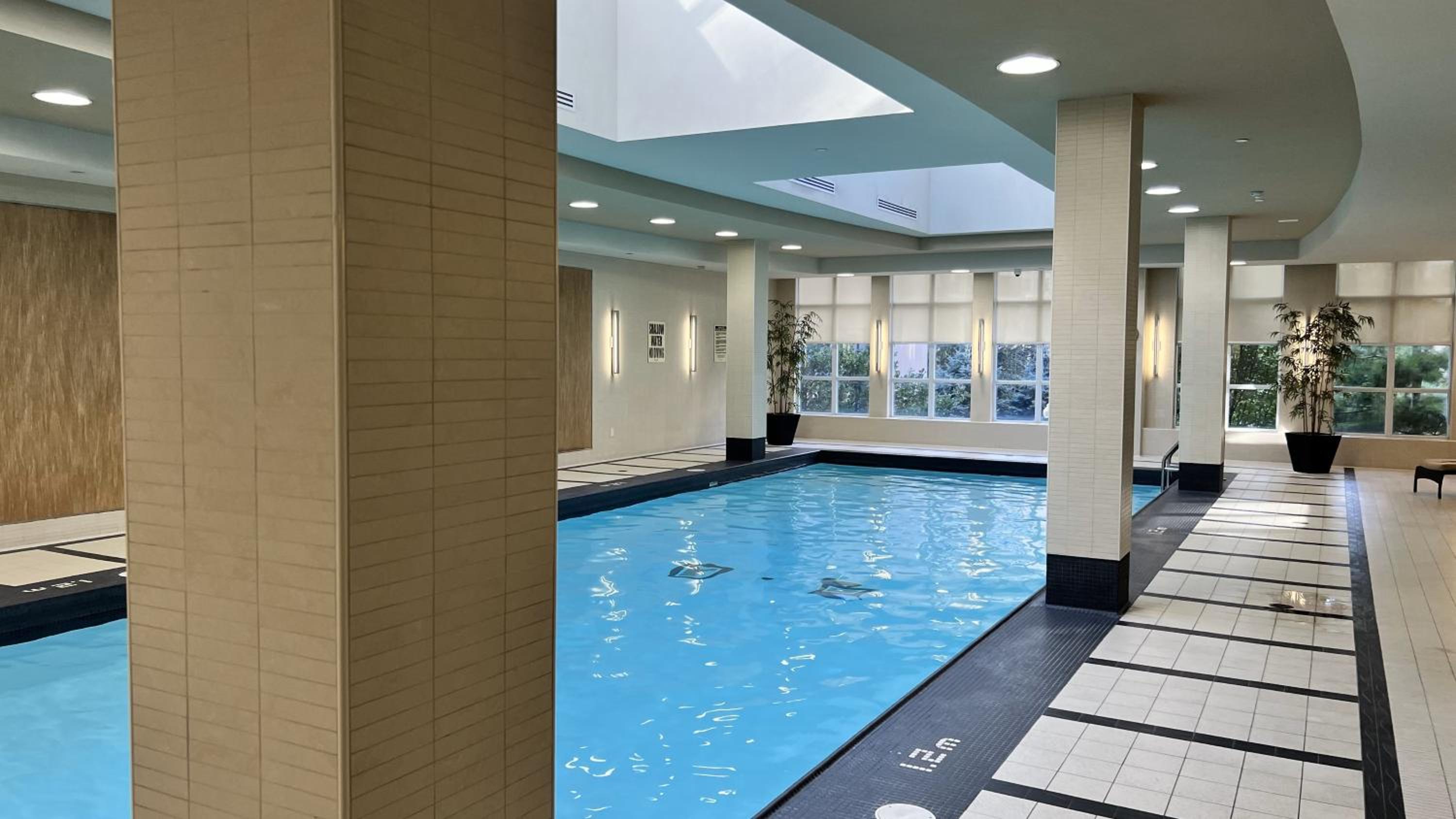Home stay - Room with Yonge Street view and 3 Star Hotel Amenities