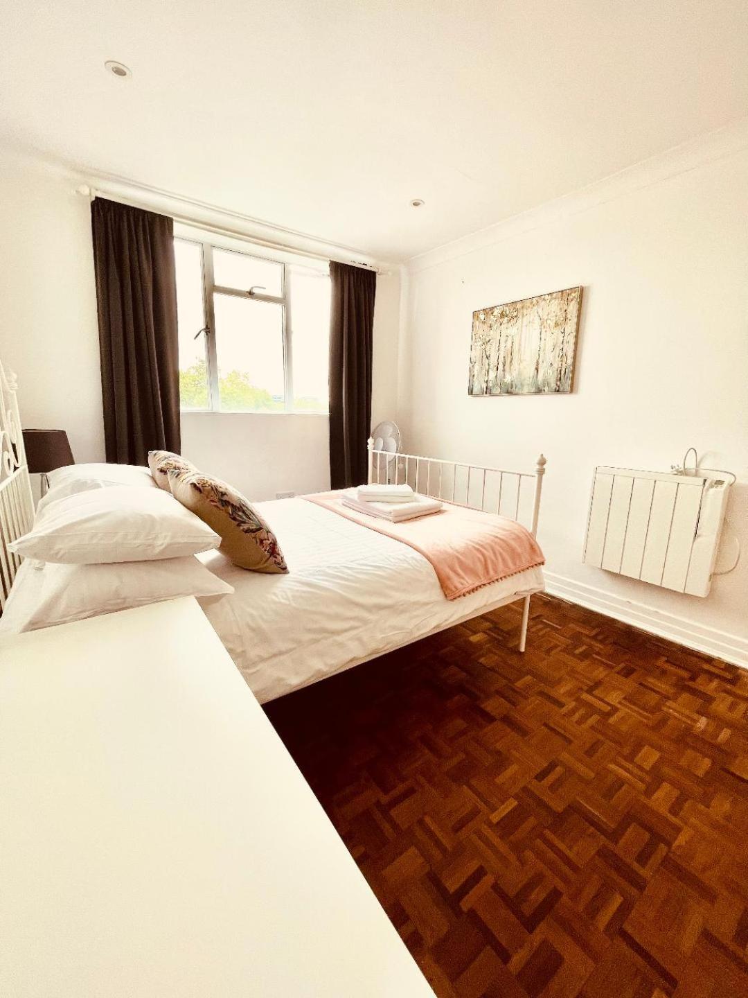 Family apartment with balcony 2 min walk to Hyde Park