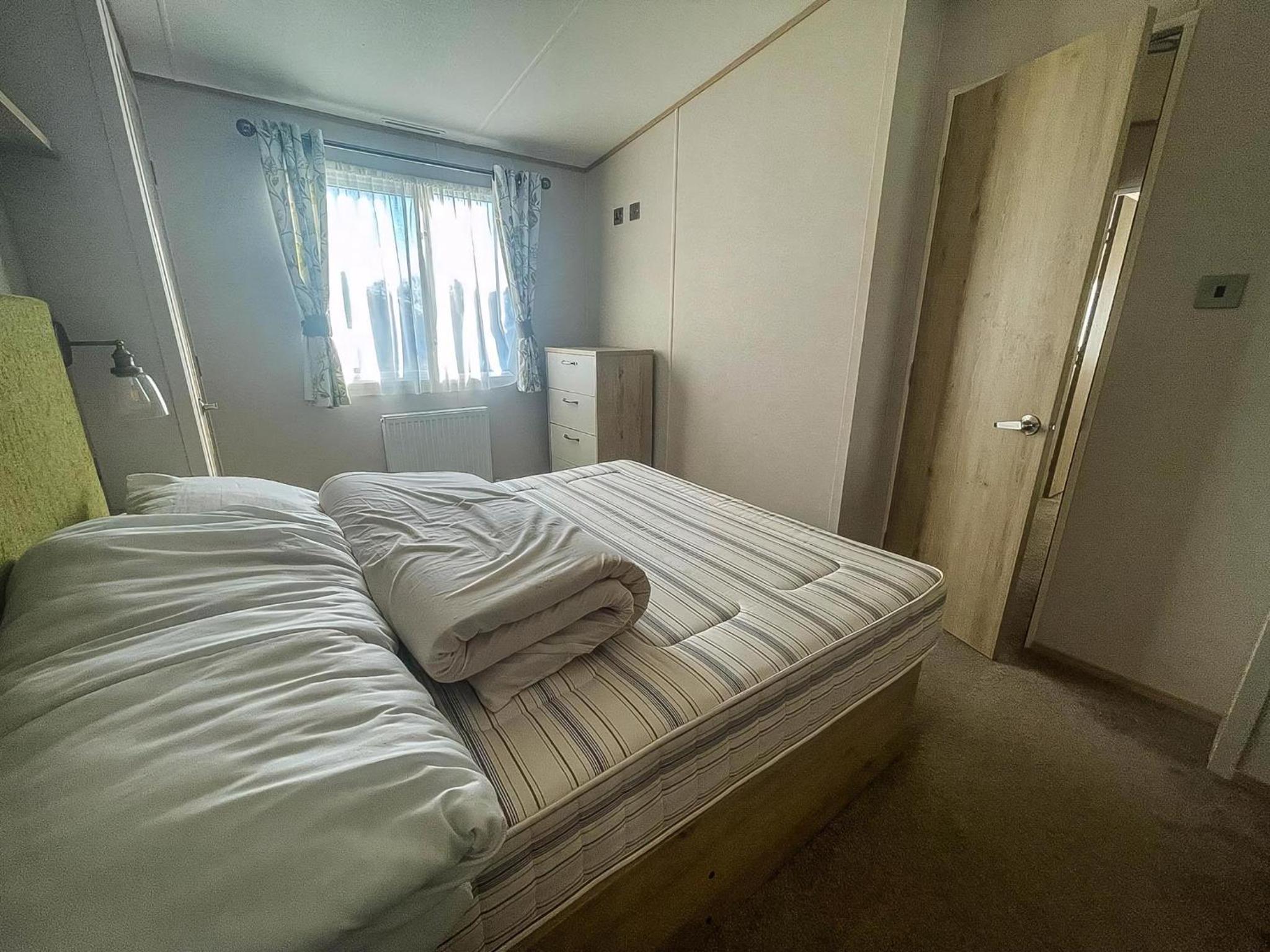 Lovely Caravan With Decking At Carlton Meres Holiday Park In Suffolk Ref 60023Ch view 5