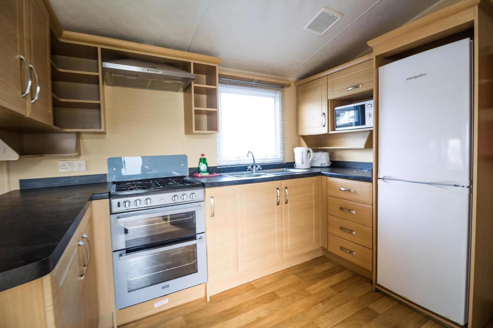 6 Berth Pet Friendly Caravan By Hunstanton Beach, Norfolk Ref 13012L view 5