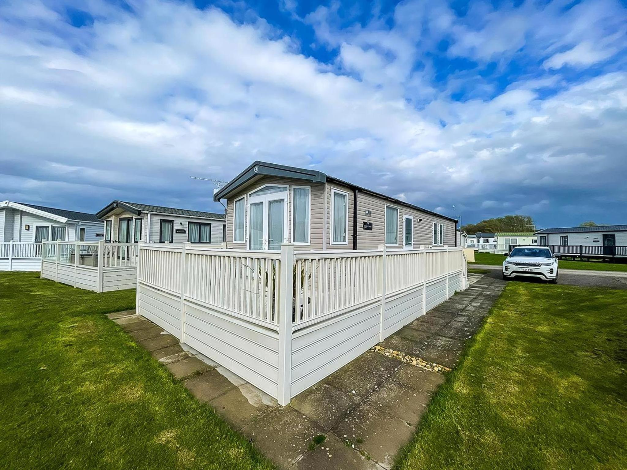 Stunning Caravan With Decking, Nearby Hunstanton Beach Ref 23232K view 3