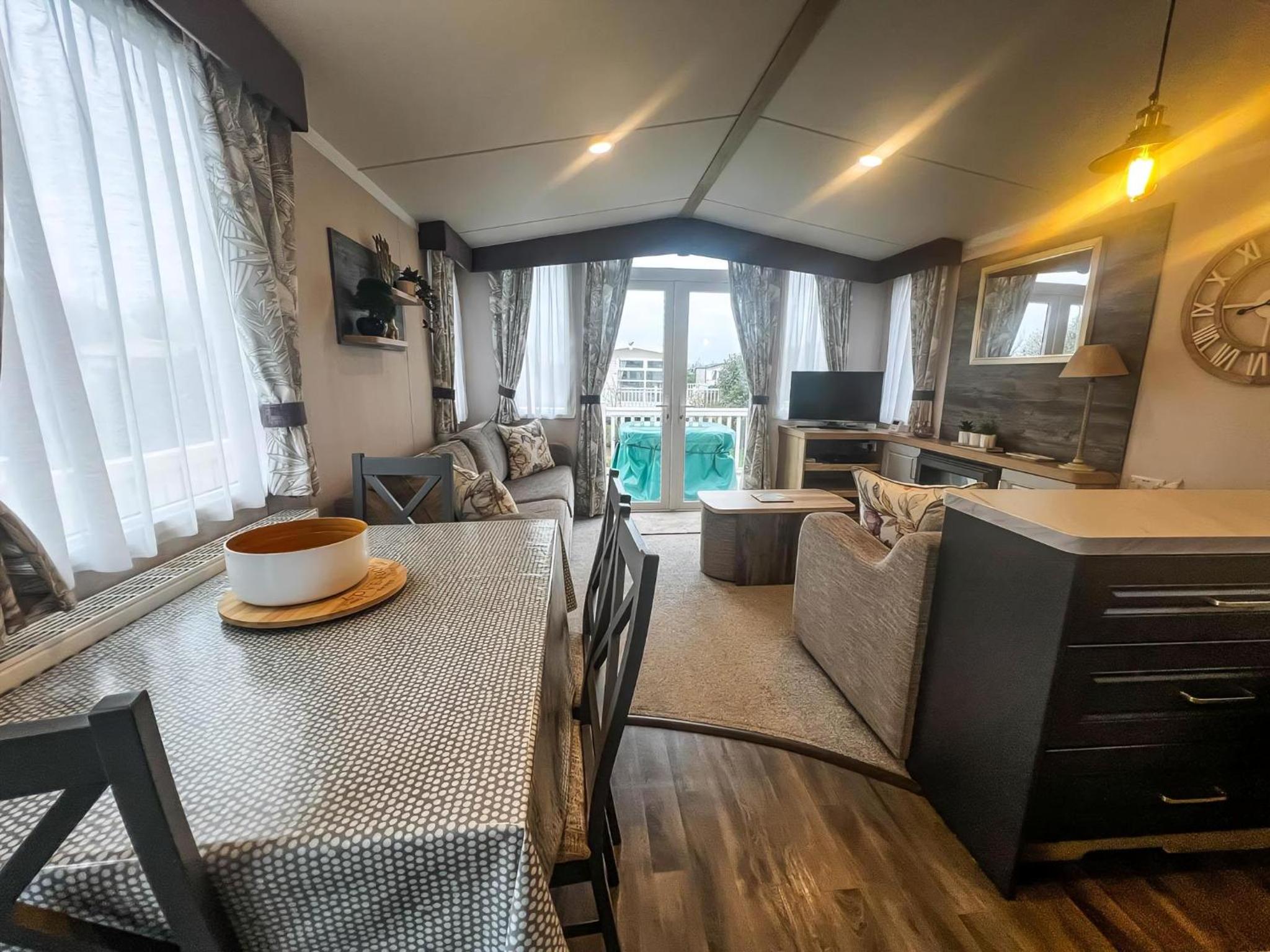 Stunning Caravan With Decking, Nearby Hunstanton Beach Ref 23232K view 5