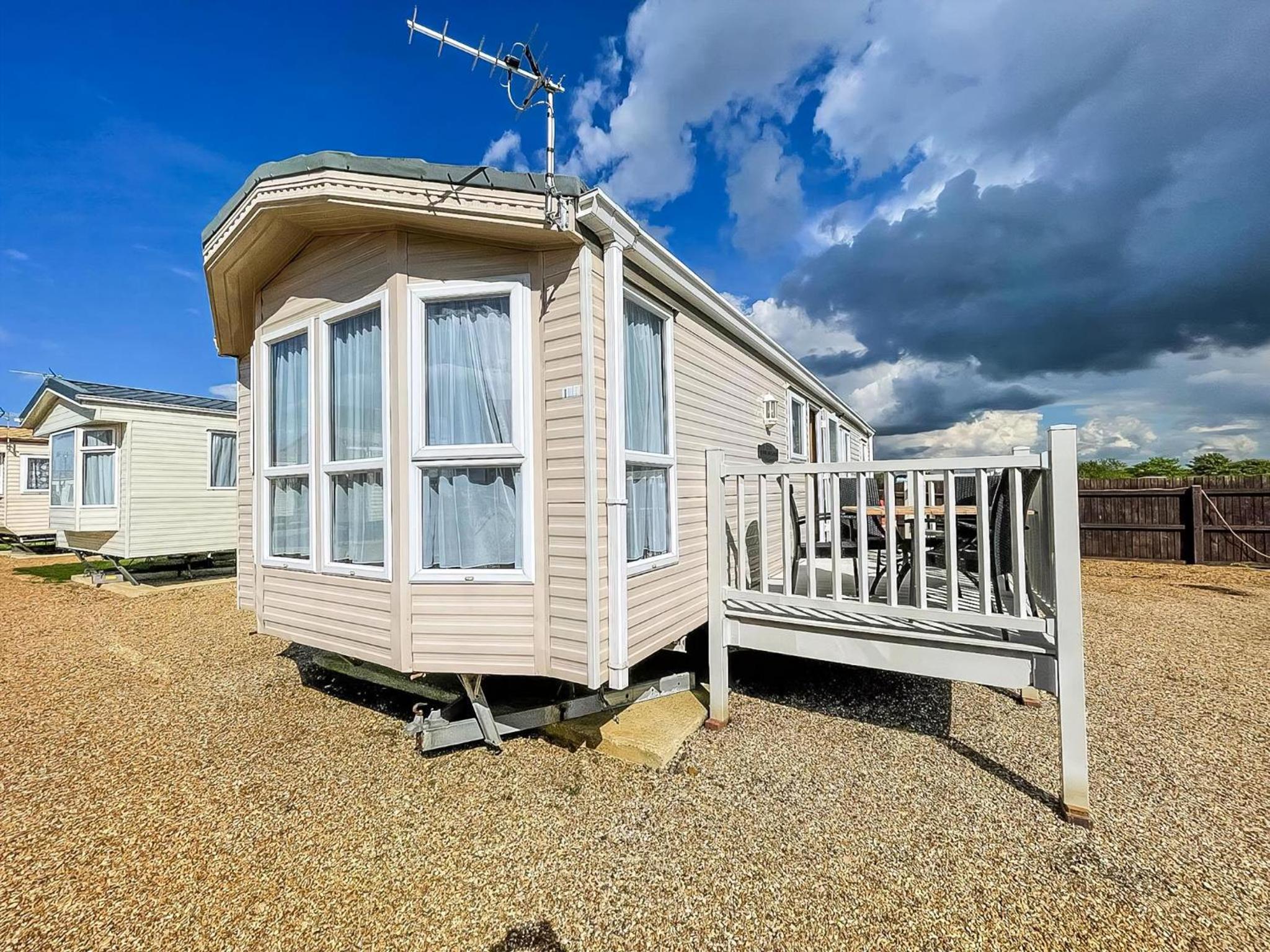 6 Berth Caravan Nearby Hunstanton Beach Front In Norfolk Ref 13019L view 3