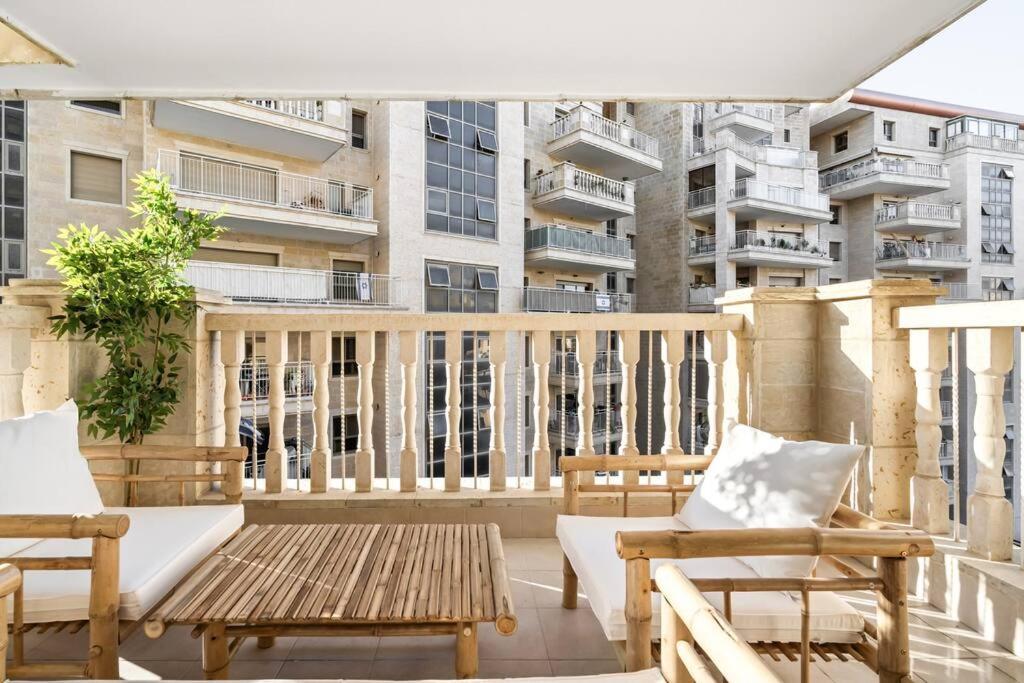 Modern JLM central 3BR Balcony Parking Mamad view 5