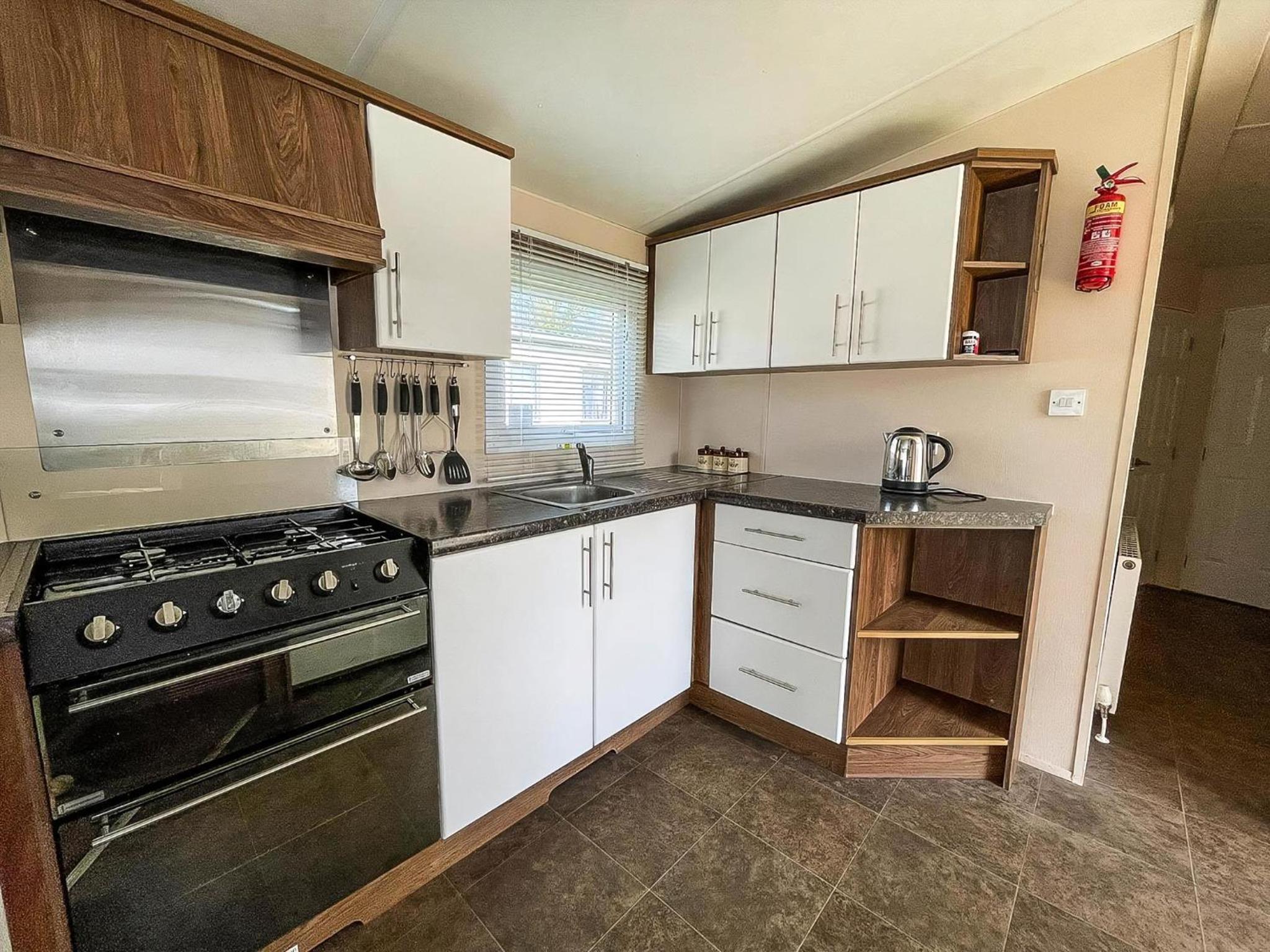 Lovely 8 Berth Caravan With Decking At Sunnydale Park, Lincolnshire Ref 35091Br view 5