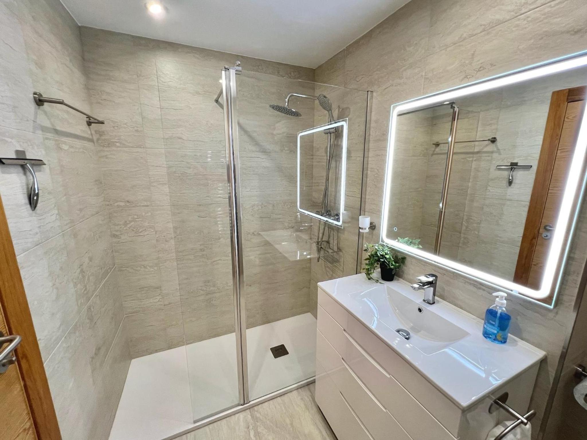 Stunning apartment with overflow pool and golf view