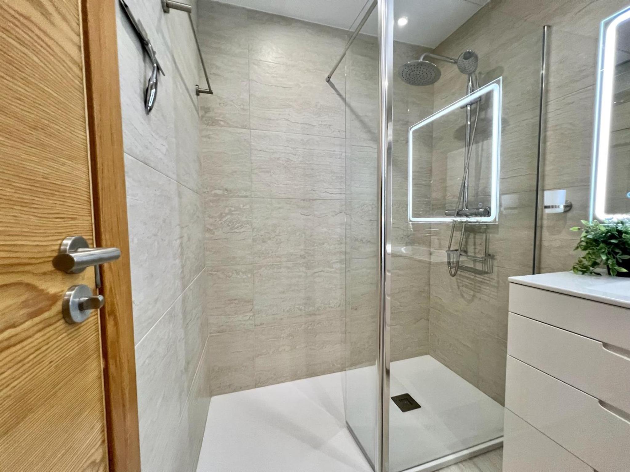 Stunning apartment with overflow pool and golf view