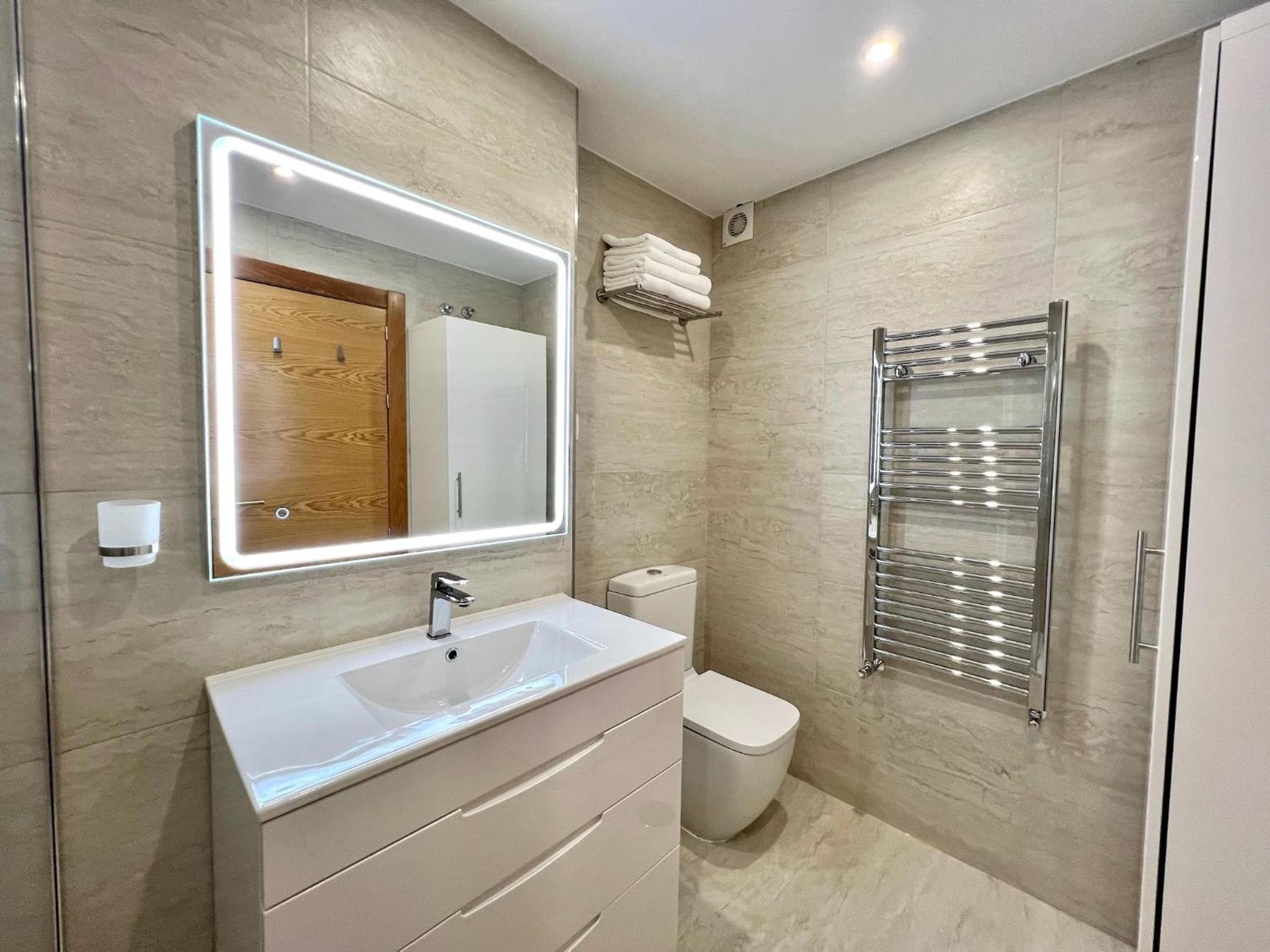 Stunning apartment with overflow pool and golf view